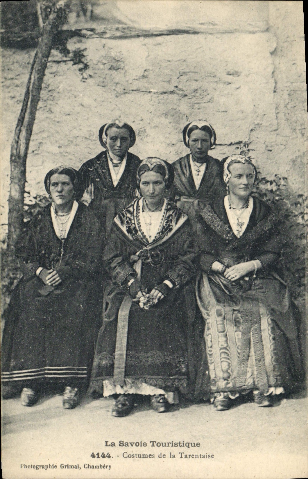 CPA Folklore Savoie Costumes de la Tarentaise 