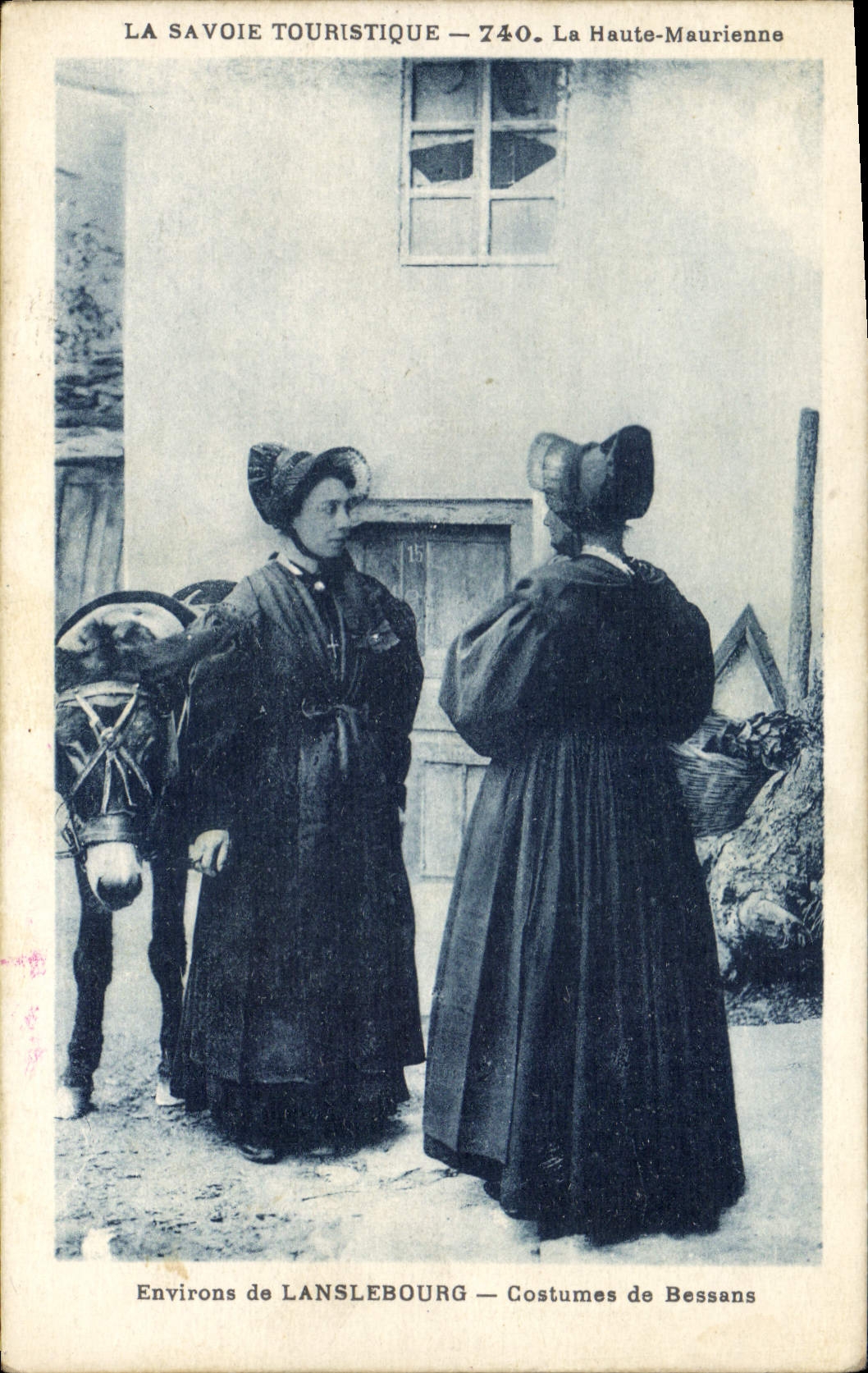 CPA Folklore Savoie Haute Maurienne Environs de Lanslebourg Costumes de Bessans Ane Mule