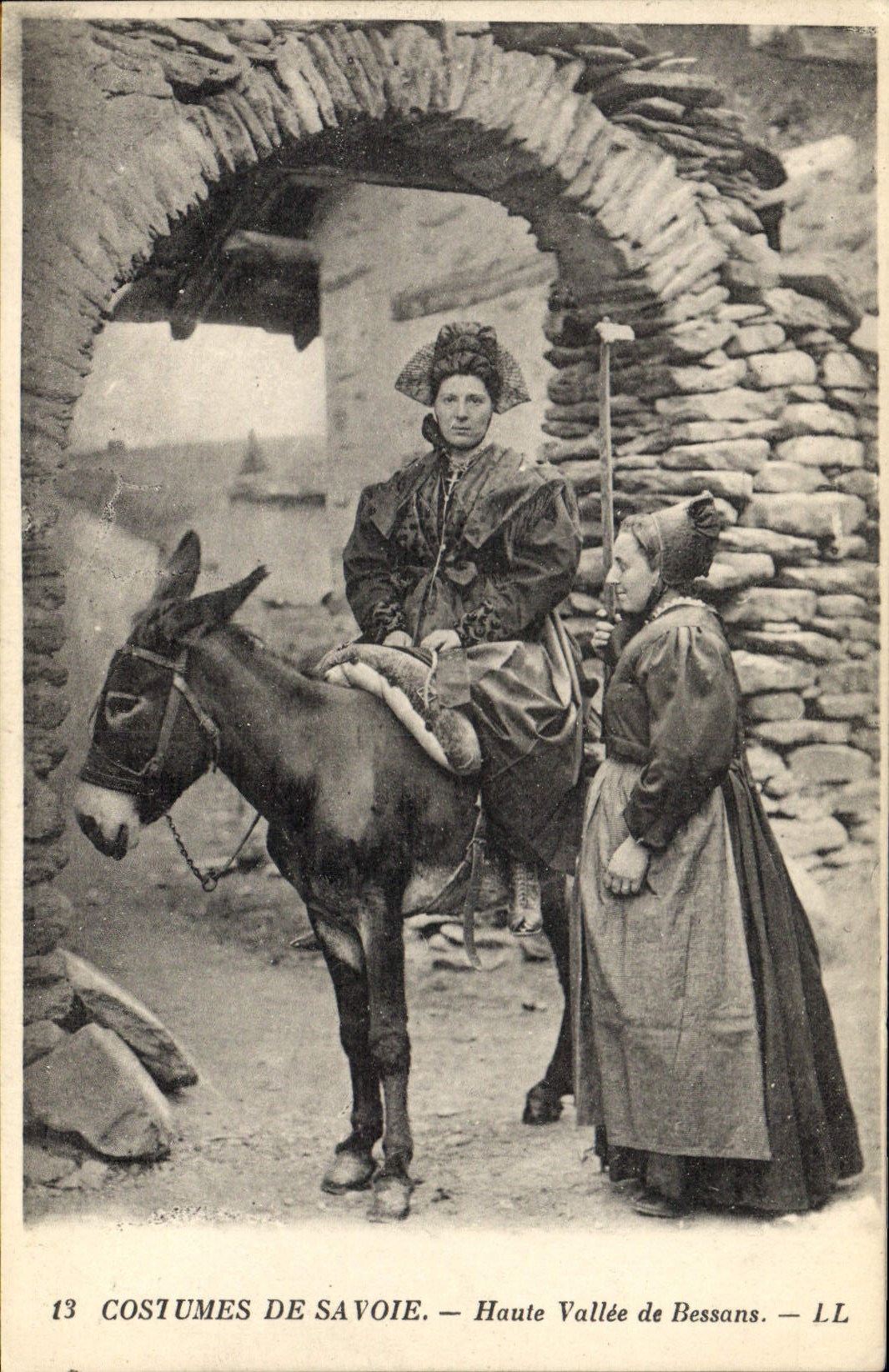 CPA Folklore Costumes de Savoie Haute vallee de Bessans Ane Mule 