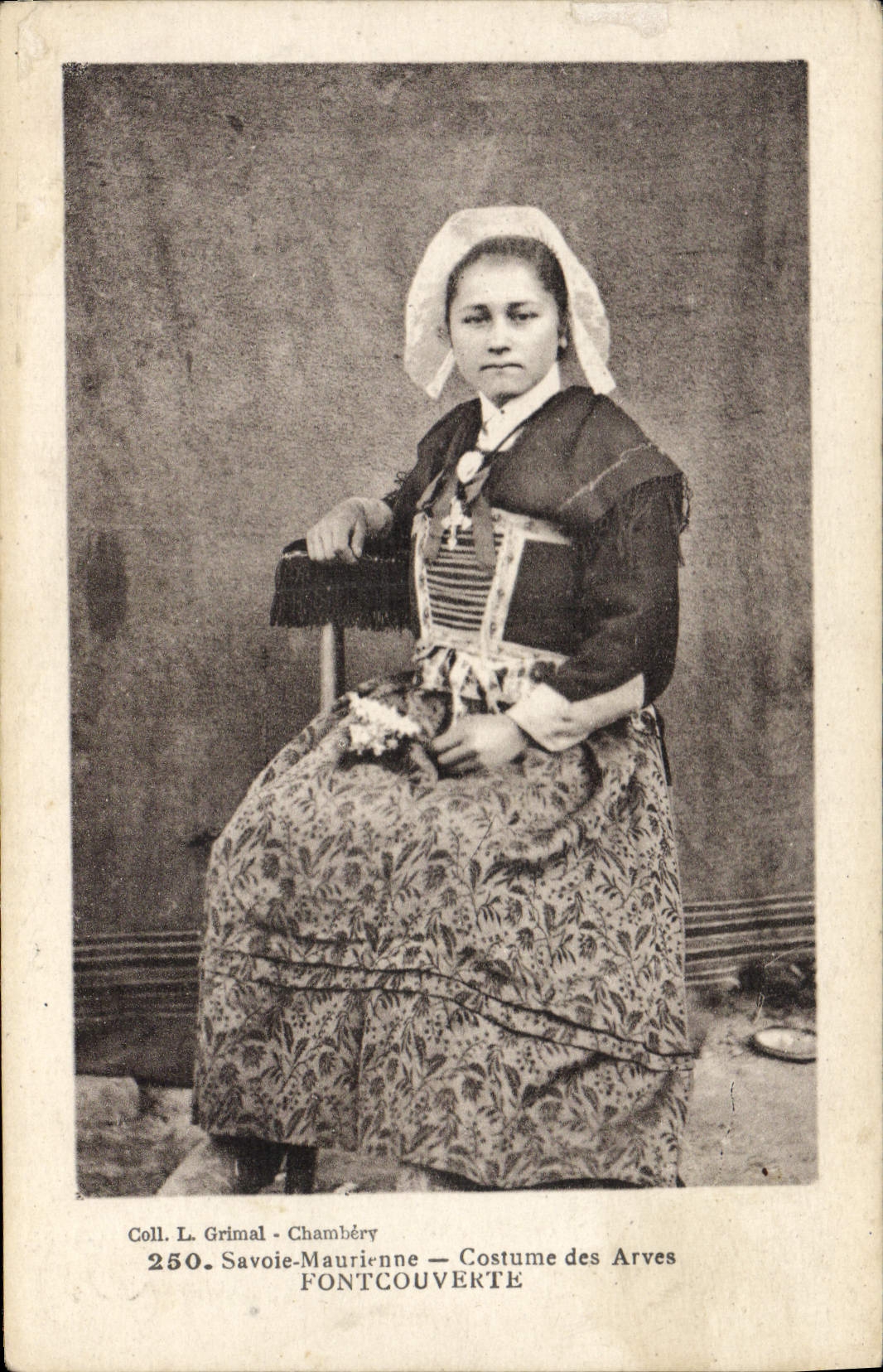 CPA Folklore Savoie Maurienne Costume des arves Fontcouverte 