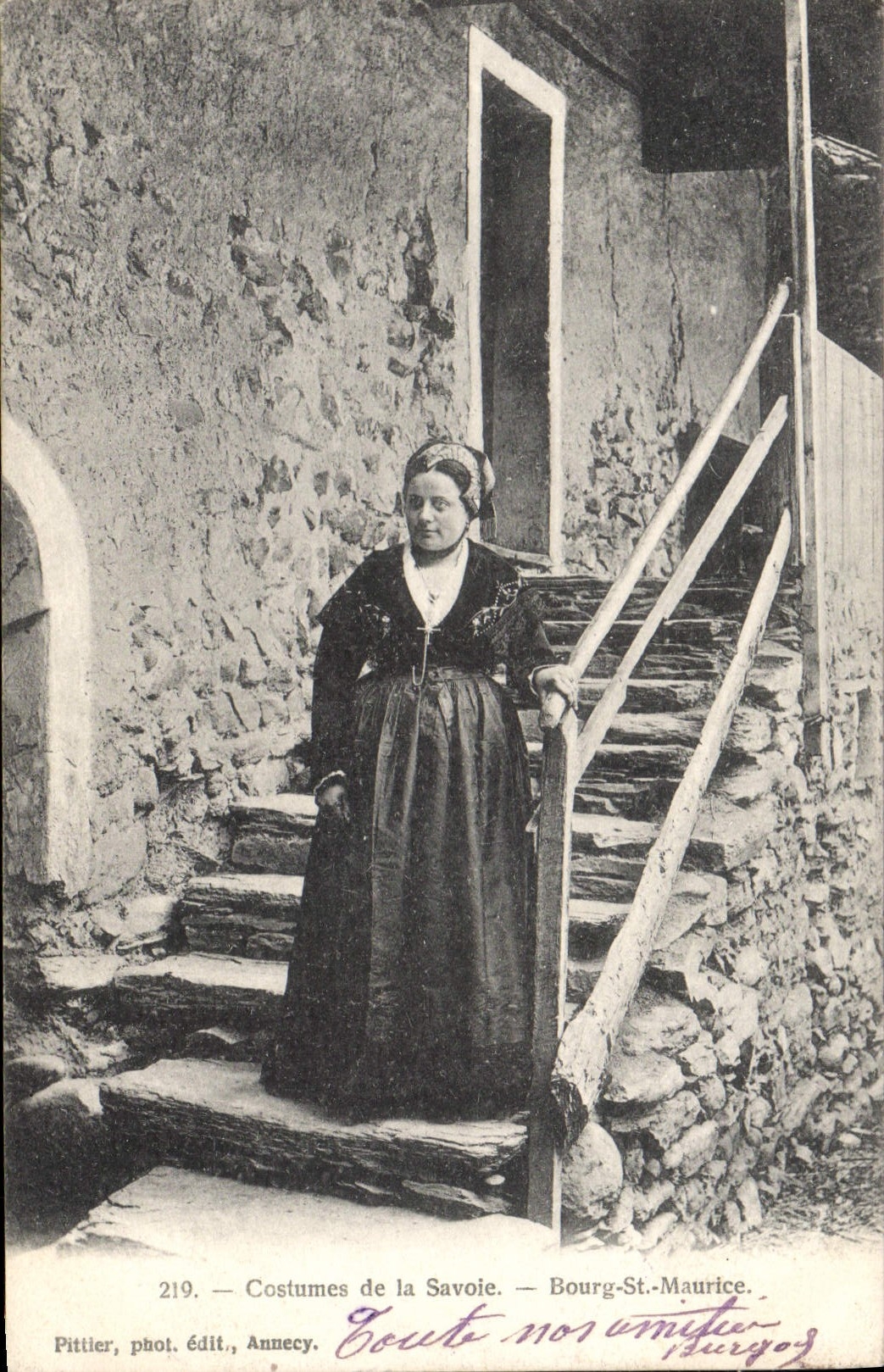 CPA Folklore Costumes de Savoie Bourg St Maurice 