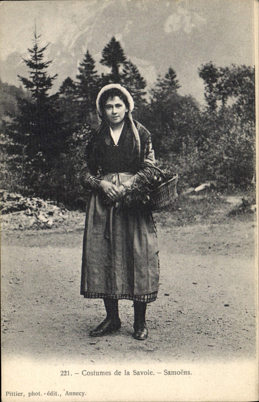 CPA Folklore Costumes de Savoie Samoens