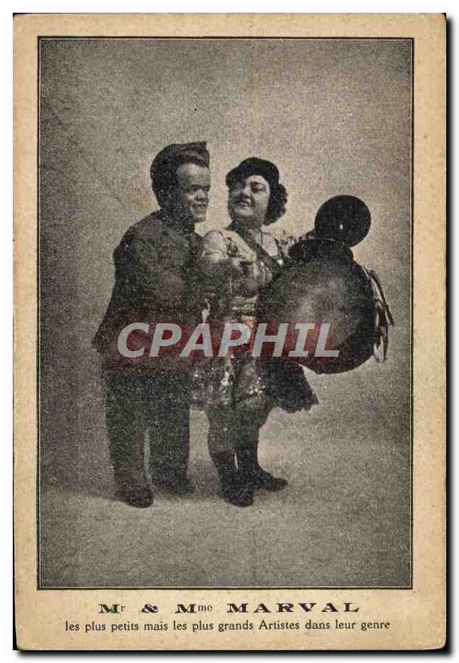 CPA Foklore Nain Mr et Mme Marval Aritstes