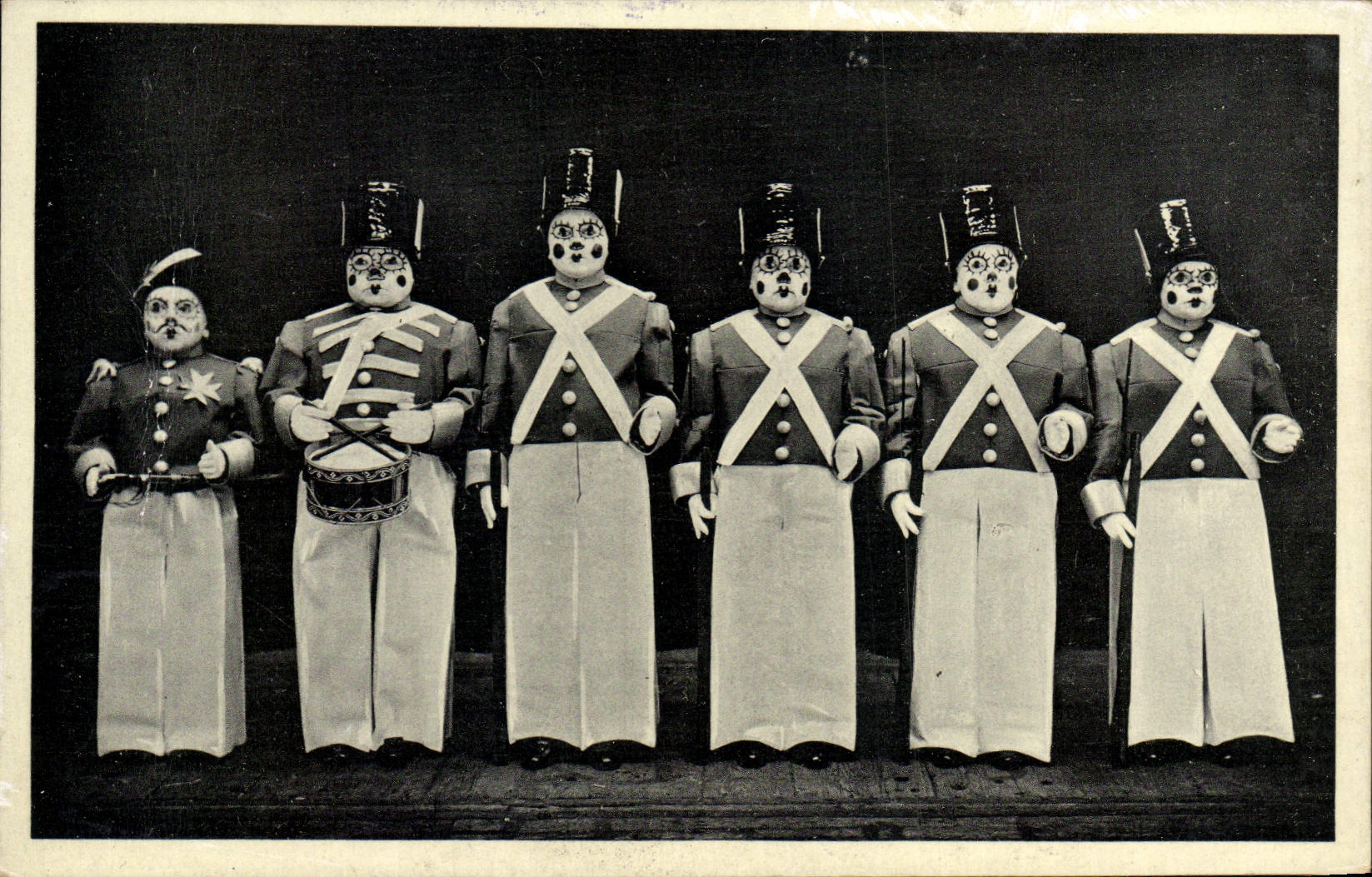 CPA Foklore Nain La revue des poupees Lilliputiens Katia Rue Lacretelle Paris 