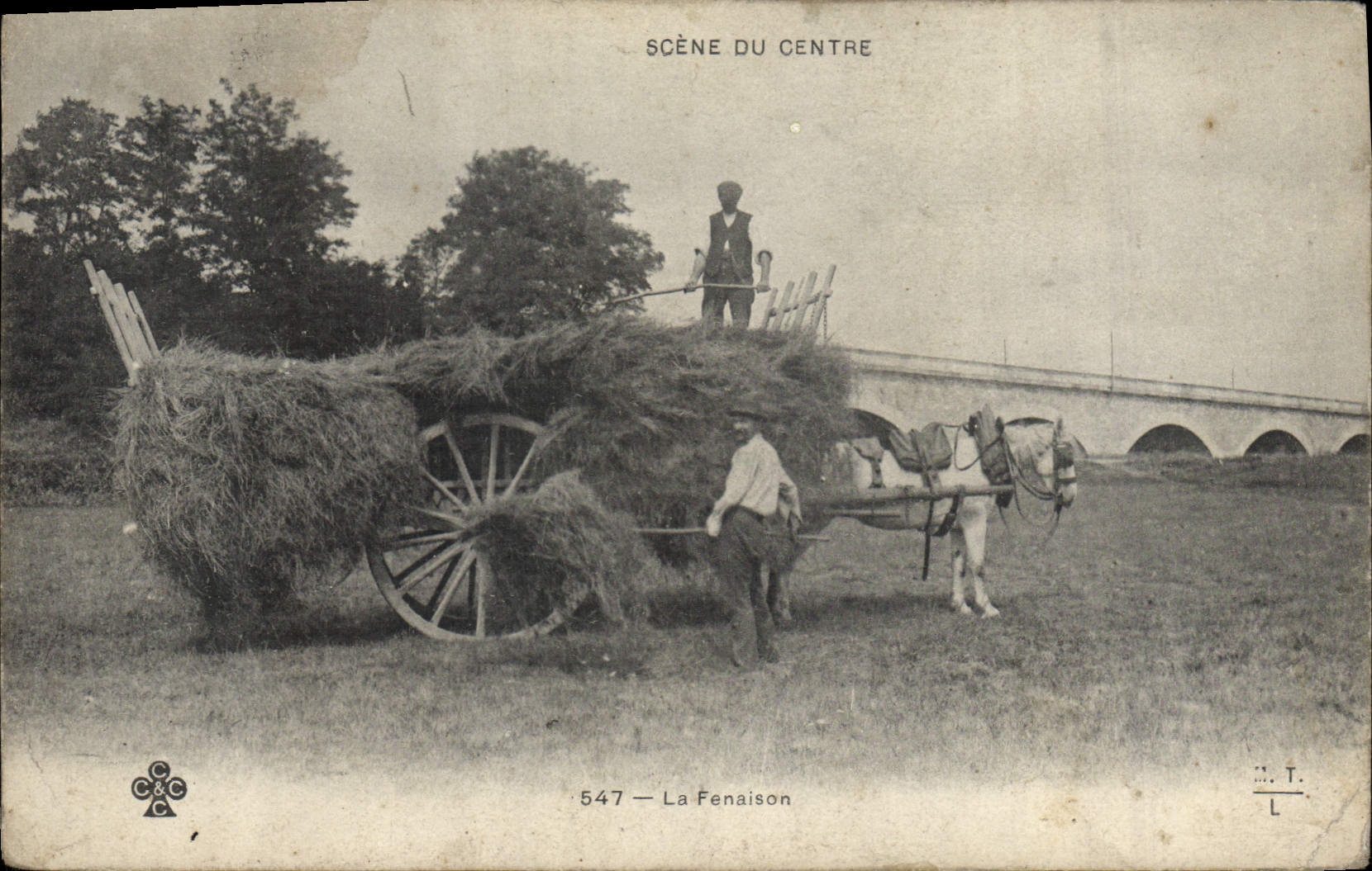 CPA Folklore Scene du centre La fenaison 