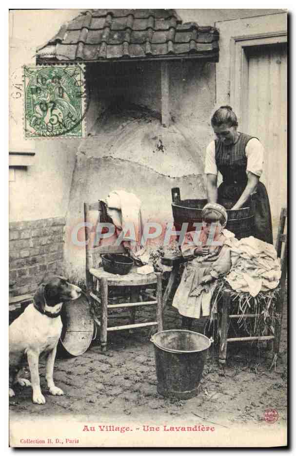 CPA Folklore Au village Une lavandiere Chien TOP
