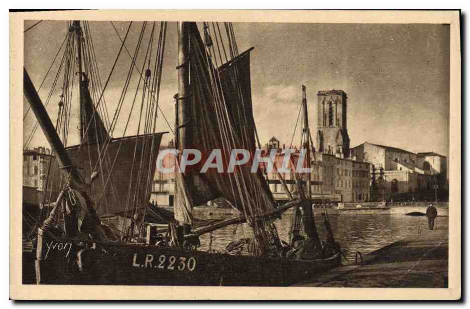 CPA Bateau La Rochelle Une vue des quais et Eglise Saint Sauveur 