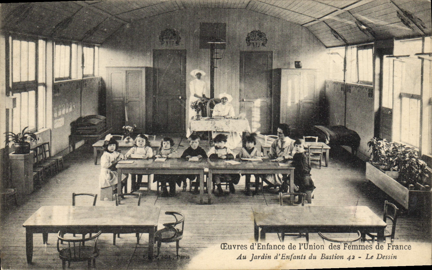CPA Enfants Oeuvres d'enfance de l'union des femmes de France au jardin d'enfants du Bastion 42 Le dessin