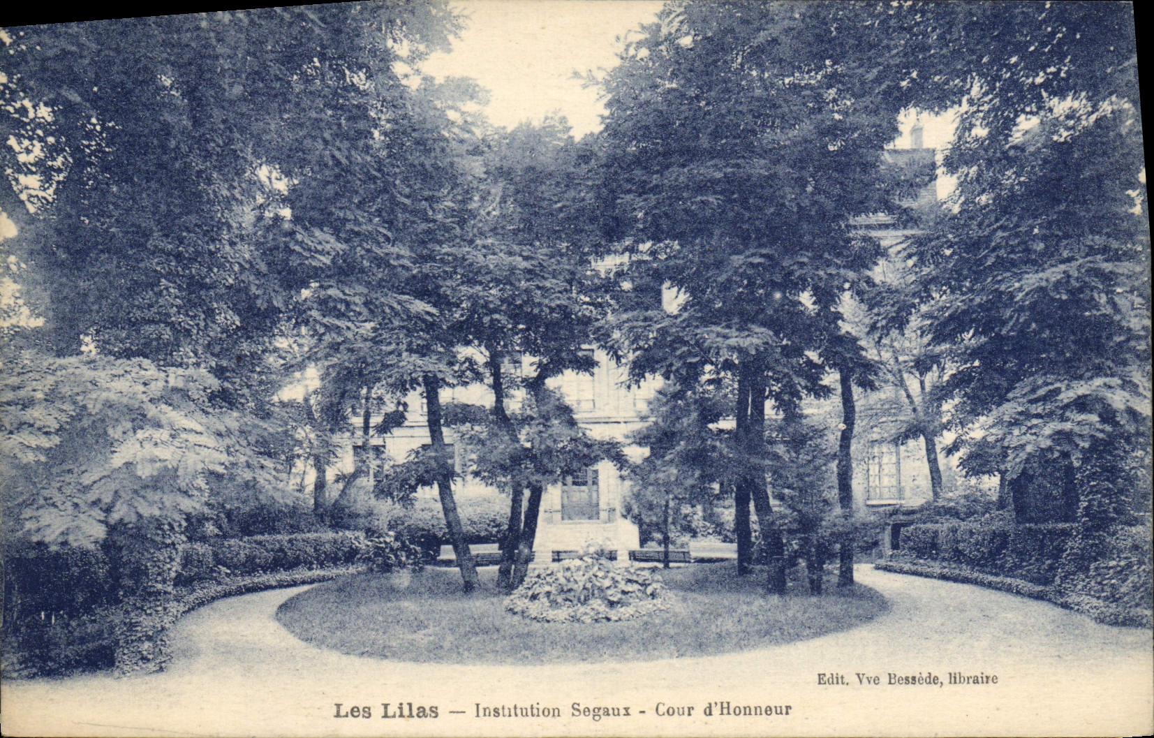 Les Lilas — Institution Segaux — Cour d'Honneur — Edit. Vve Bossède, Libraire