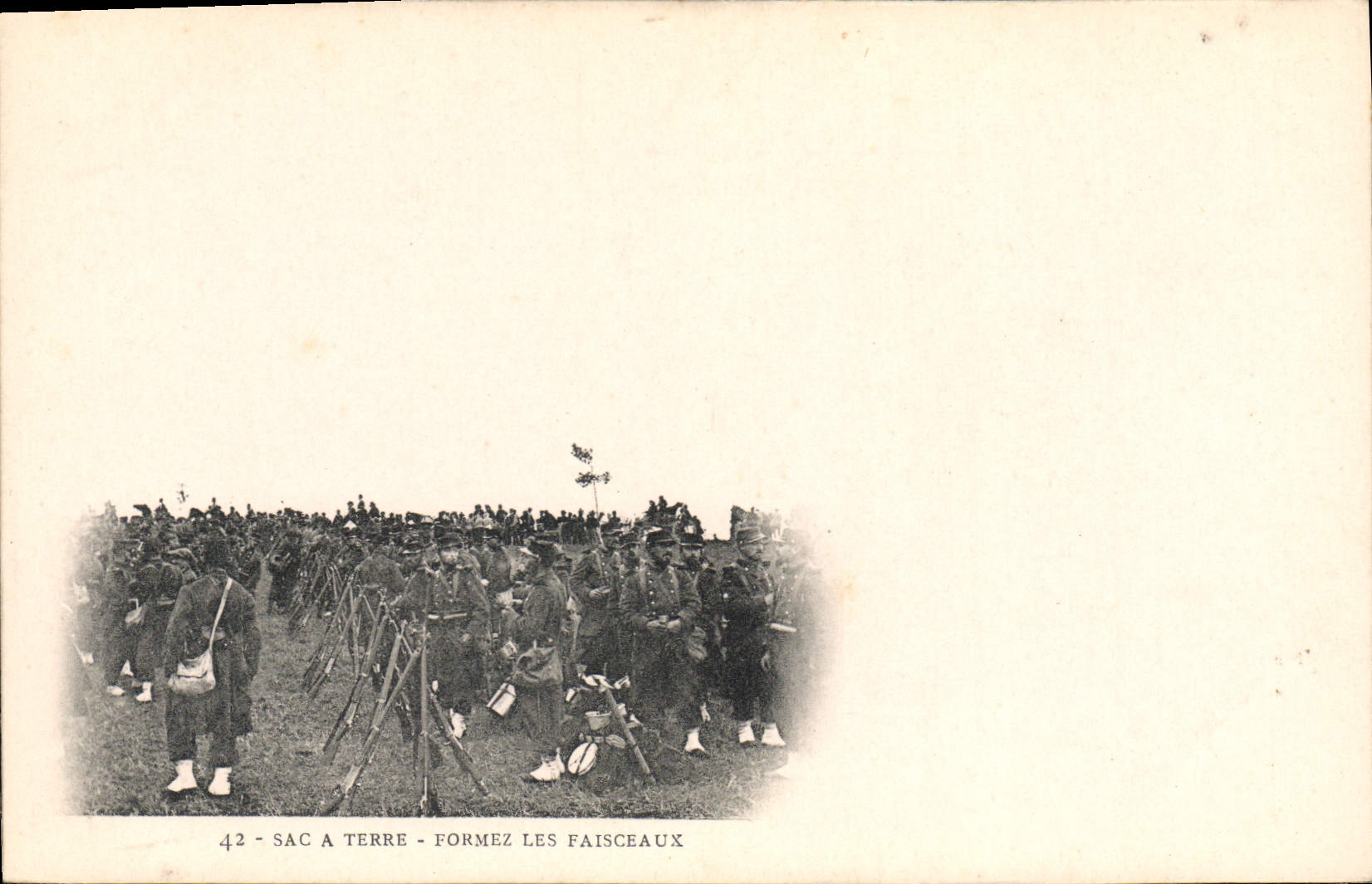 CPA Militaria Sac a terre Formez les faisceaux