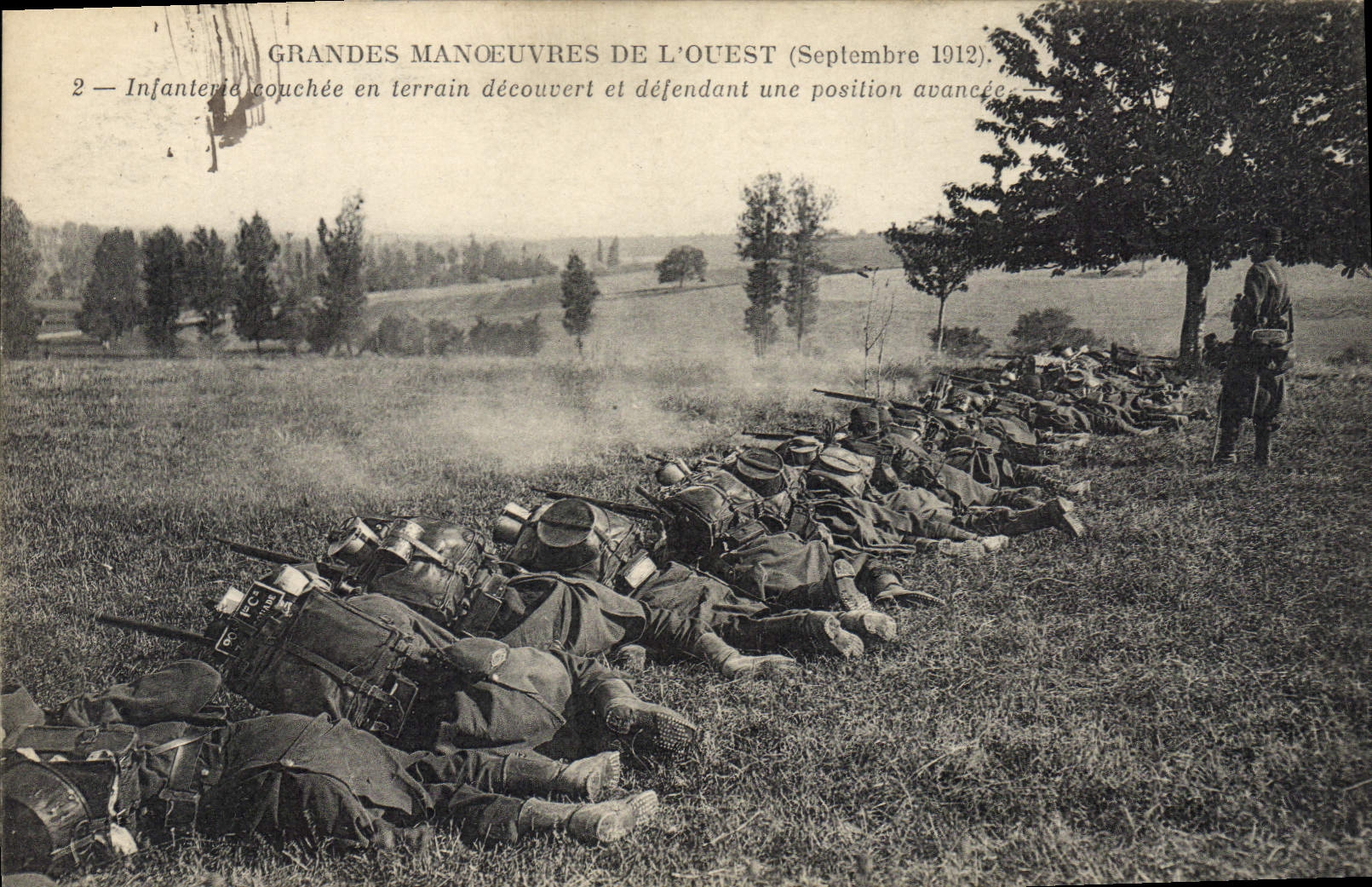 CPA Militaria Grandes manoeuvres de l'Ouest Septembre 1912 Infanterie couchee en terrain decouvert et defendant 