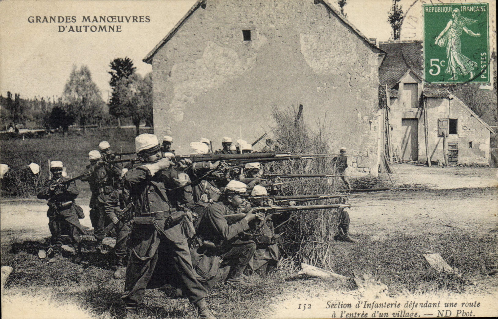CPA Militaria Grandes manoeuvres d'automne Section d'infanterie defendant une route a l'entree d'un village 
