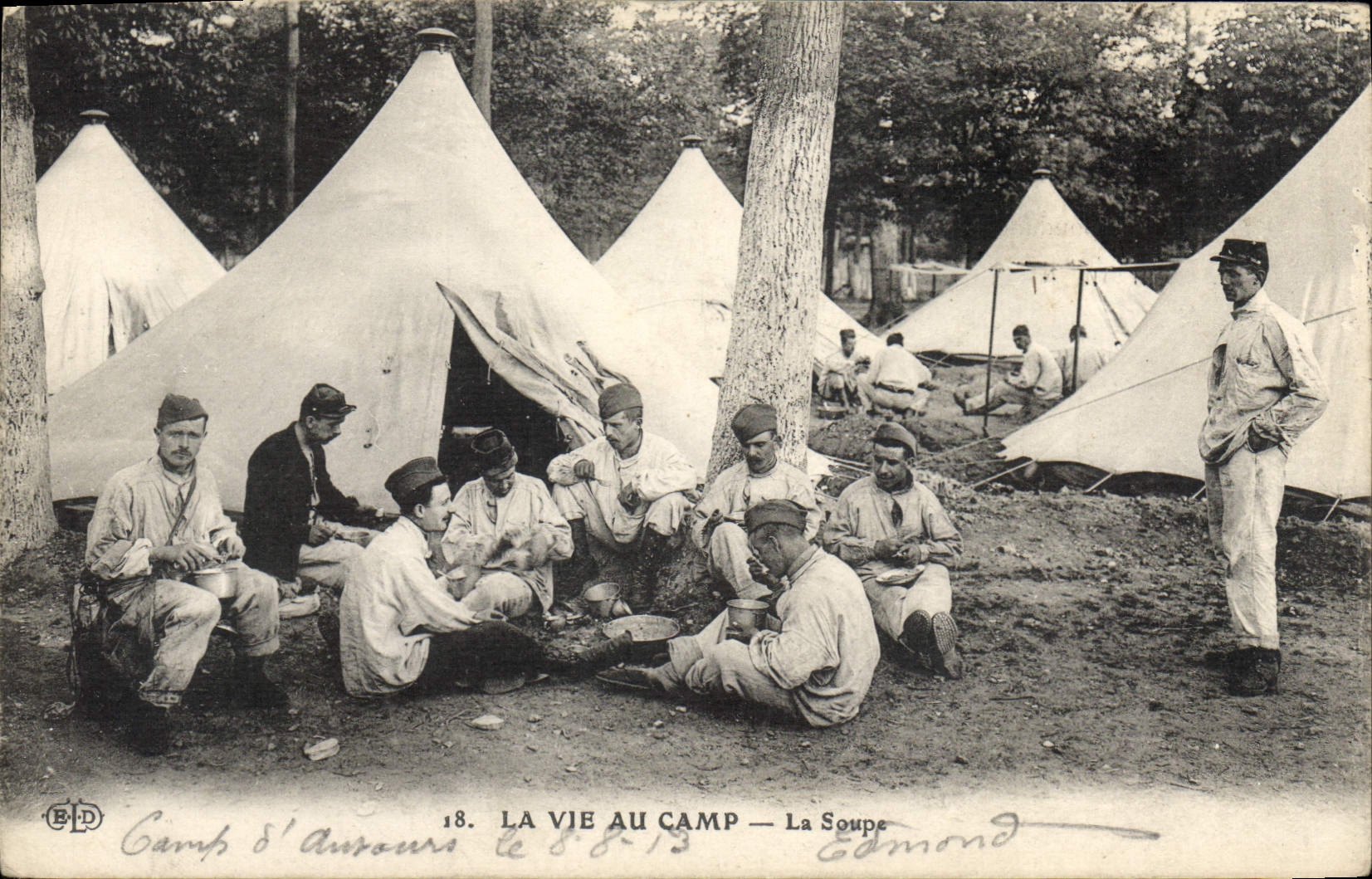 CPA Militaria La vie au camp La soupe 