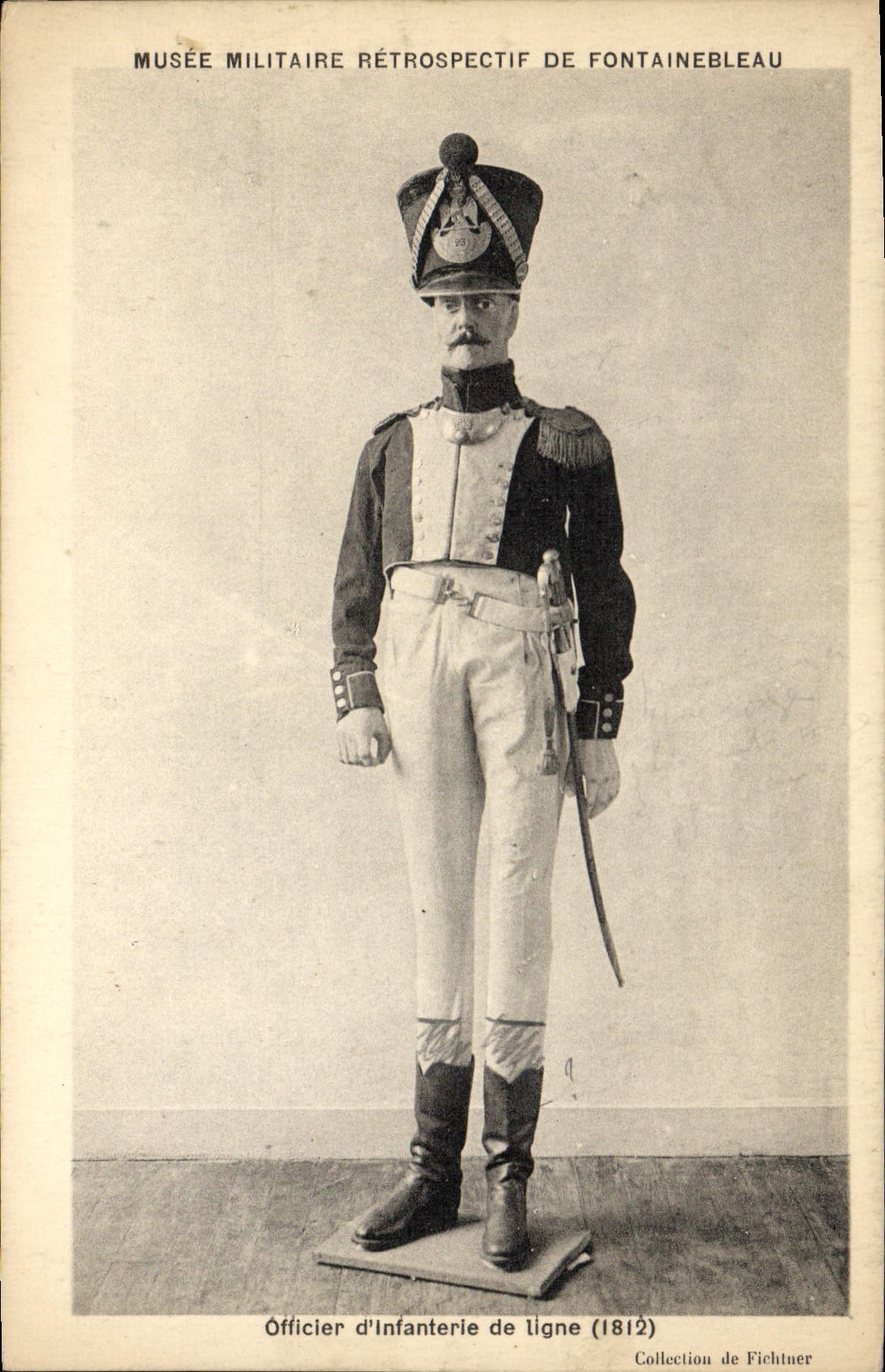 CPA Militaria Musee militaire retrospectif de Fontainebleau Officier d'infanterie de ligne 1812