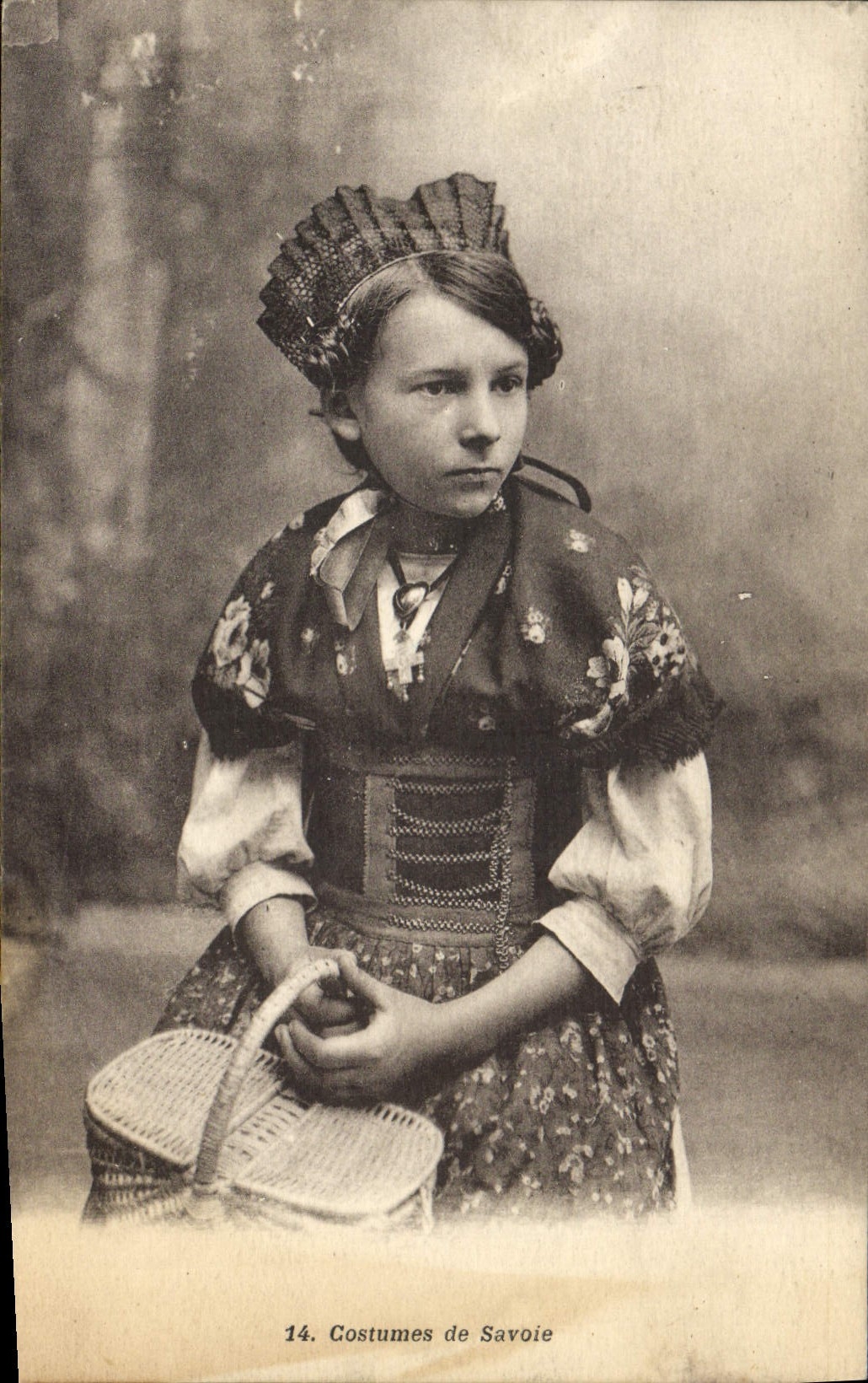 CPA Folklore Femme Costumes de Savoie