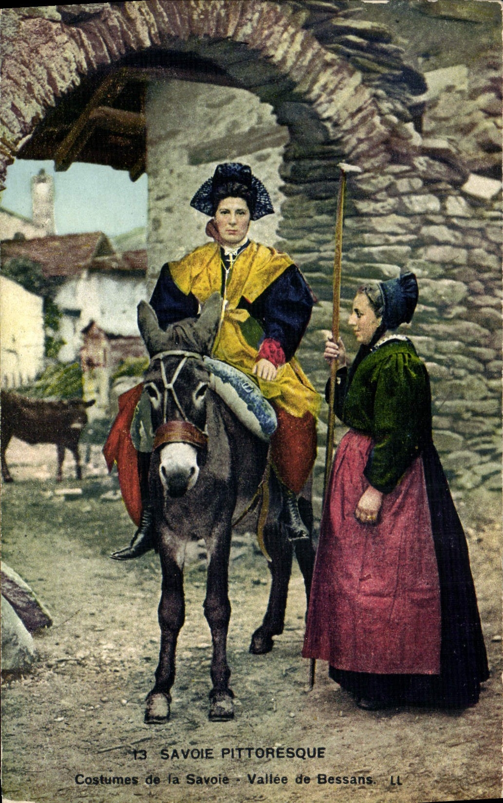 CPA Folklore Savoie Costumes Vallee de Bessans Ane Mule 