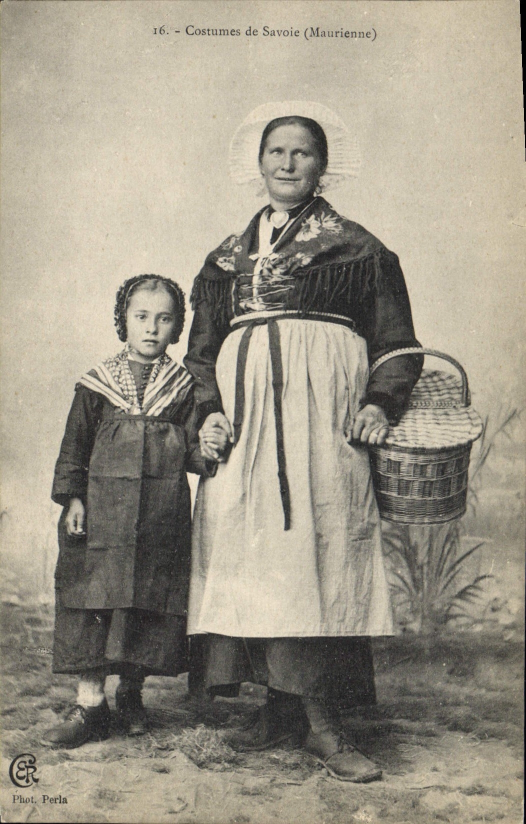CPA Folklore Costumes de Savoie Maurienne 