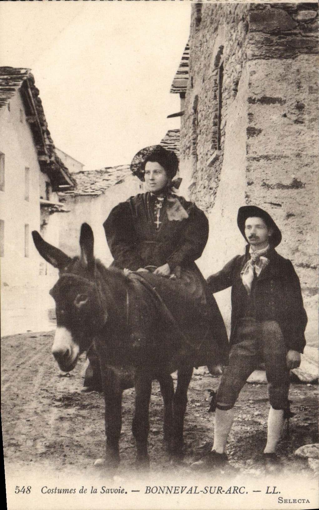 CPA Folklore Costumes de Savoie Bonneval sur Arc Ane Mule 