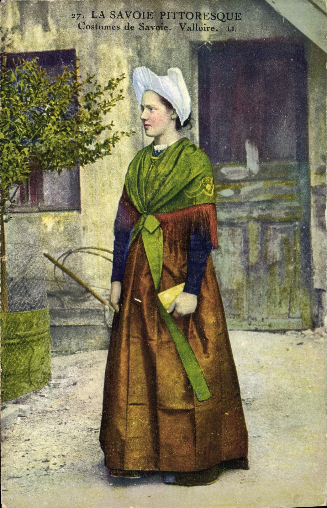 CPA Folklore Savoie Costumes de Savoie Valloire 