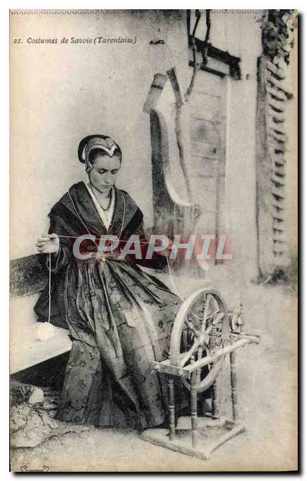 CPA Folklore Costumes de Savoie Tarentaise Fileuse 