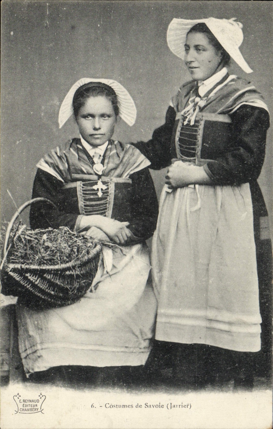 CPA Folklore Costumes de Savoie Jarrier 