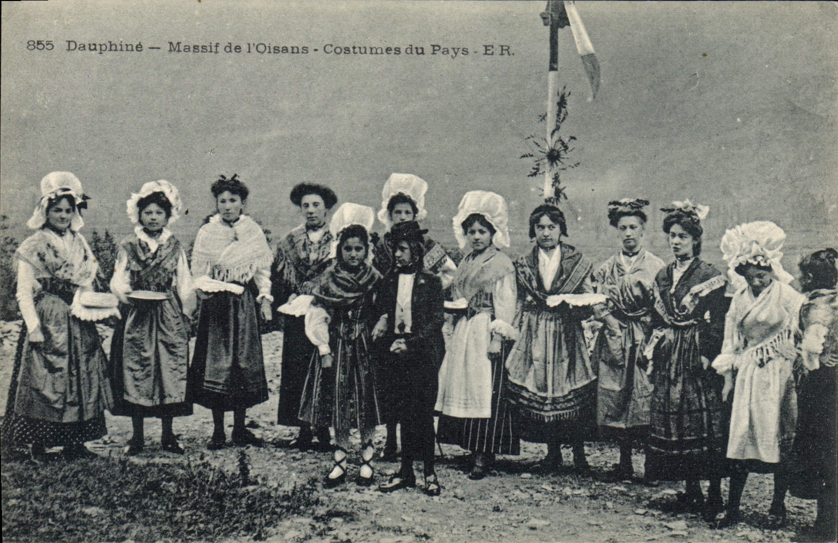 CPA Folklore Dauphine Massif de l'Oisans Costumes du pays 