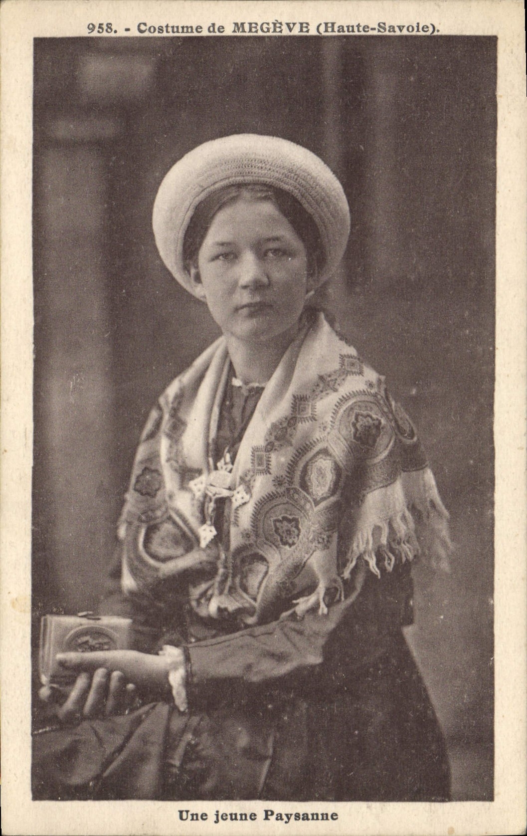 CPA Folklore Costumes de Megeve Une jeune paysanne