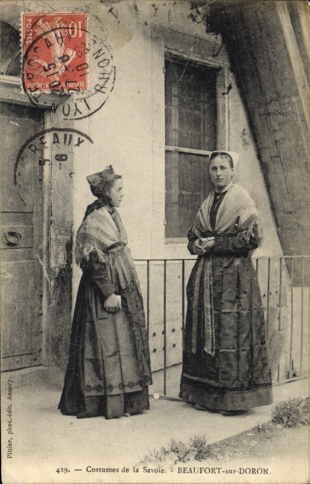 CPA Folklore Costumes de Savoie Beaufort sur Doron