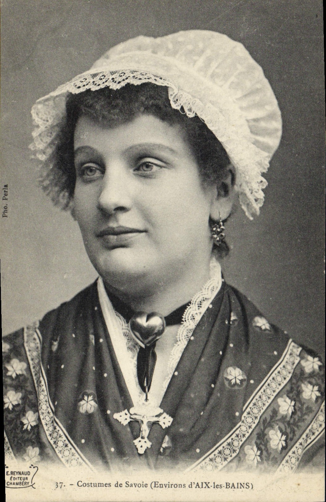 CPA Folklore Costumes de Savoie Environs d'Aix les Bains 
