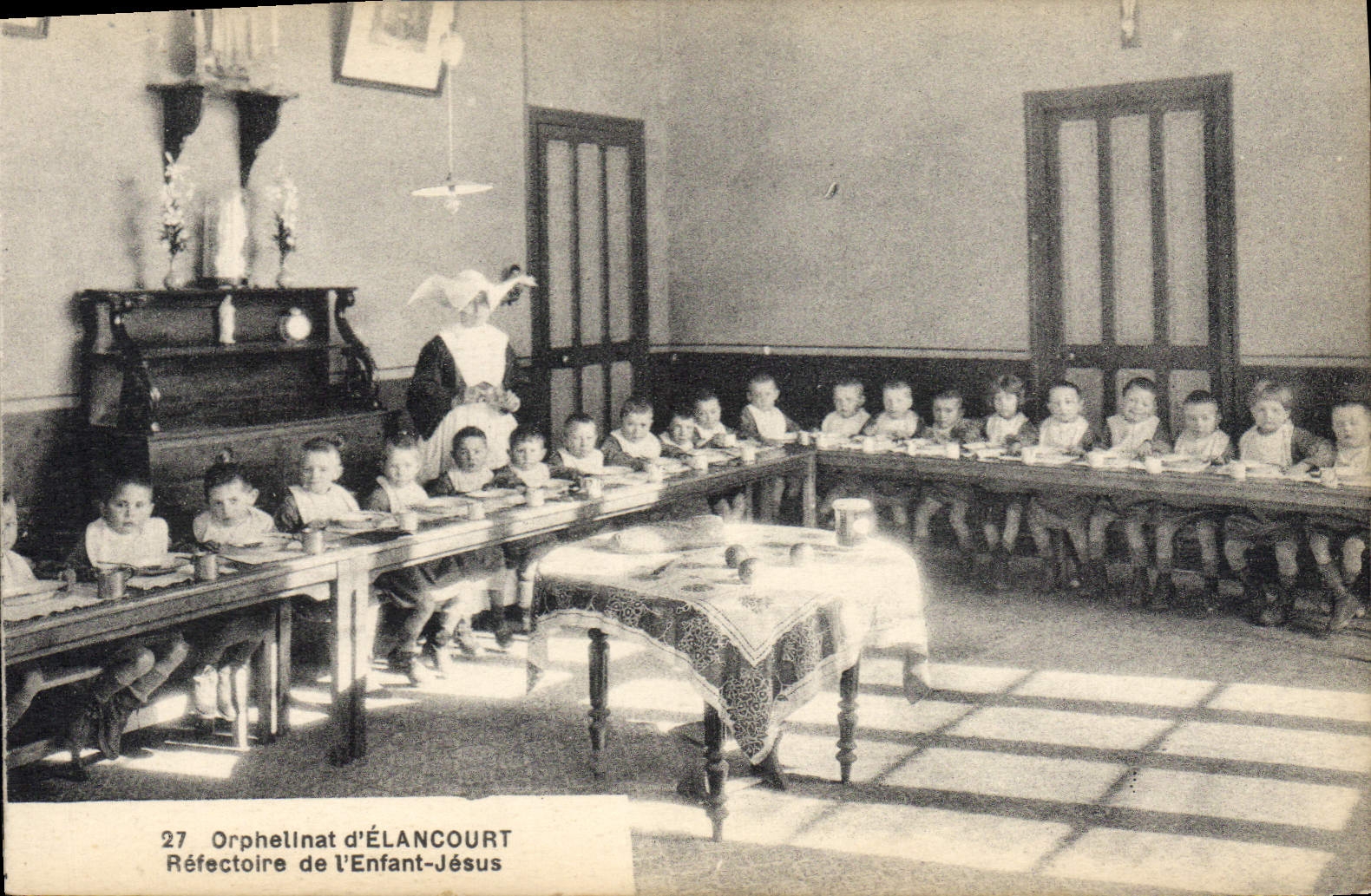 Réfectoire de l'Orphelinat d'ÉLANCOURT — Orphelinat de l'Enfant-Jésus — Union Phototypique Parisienne