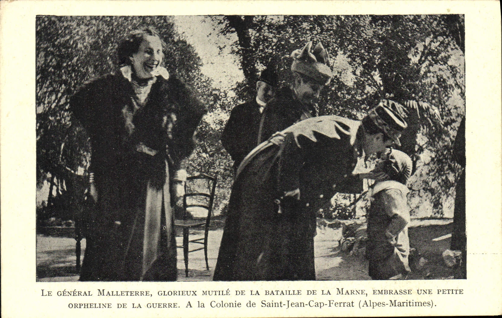 Le général Malletterre, glorieux mutilé de la bataille de la Marne, embrasse une petite orpheline de la guerre à la colonie de Saint-Jean-Cap-Ferrat (Alpes-Maritimes)