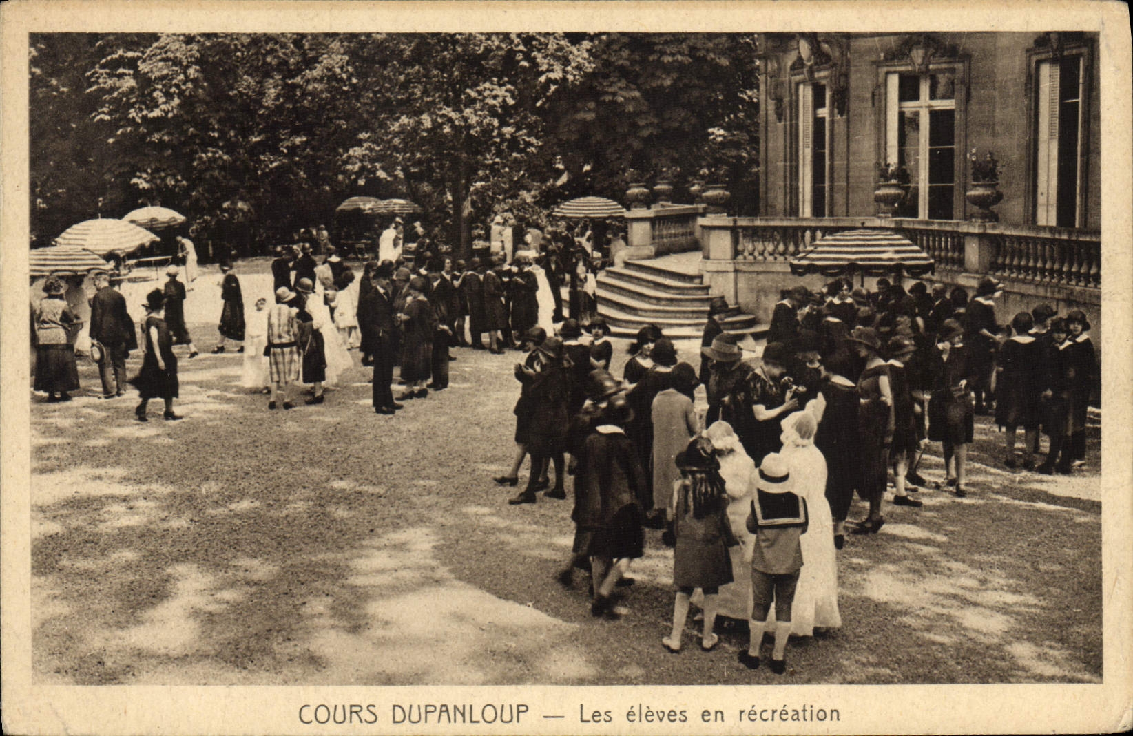 CPA Cours Dupanloup Les eleves en recreation