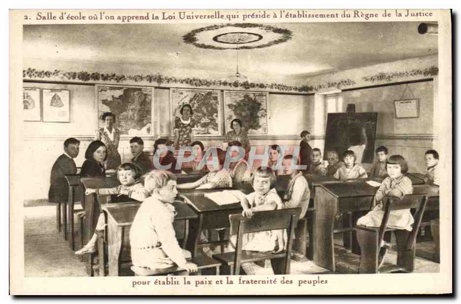 Salle d'école où l'on apprend la Loi Universelle — éditeur non identifié, n° de série non visible