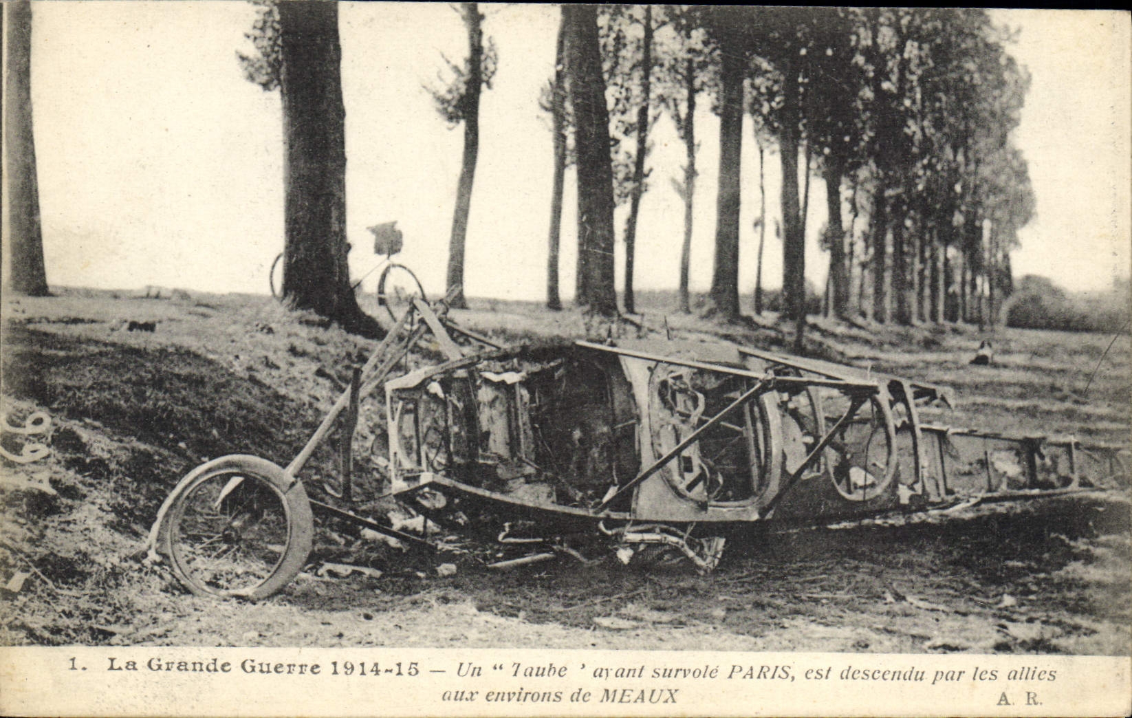 CPA Militaria Une taube ayant survole Paris Environs de Meaux 