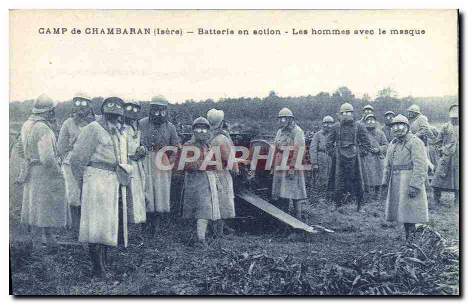 Camp de Chambaran (Isère) — Batterie en action — Les hommes avec le masque