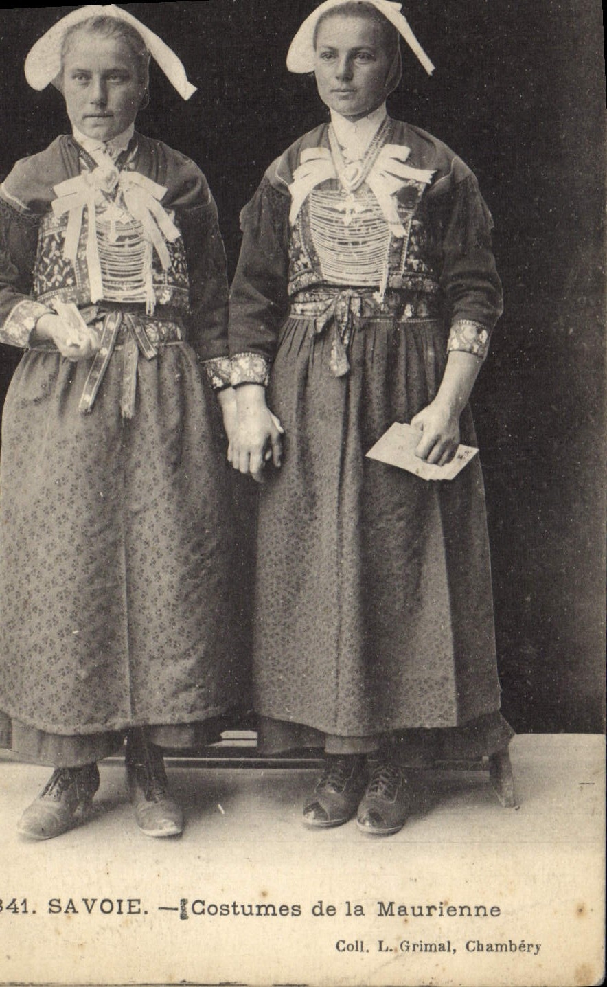 CPA Folklore Savoie Costumes de la Maurienne 
