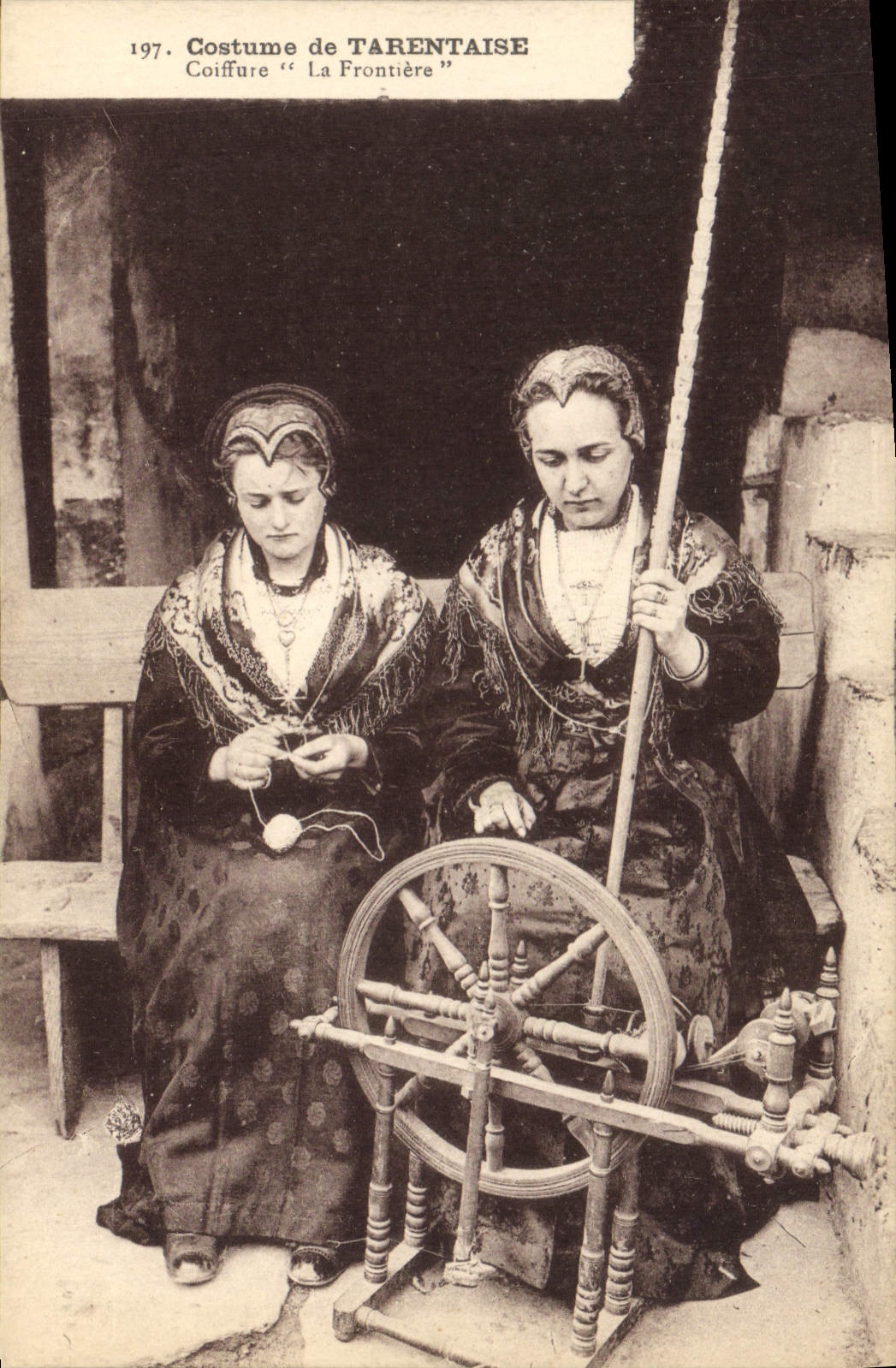 CPA Folklore Tarentaise Coiffure La Frontiere
