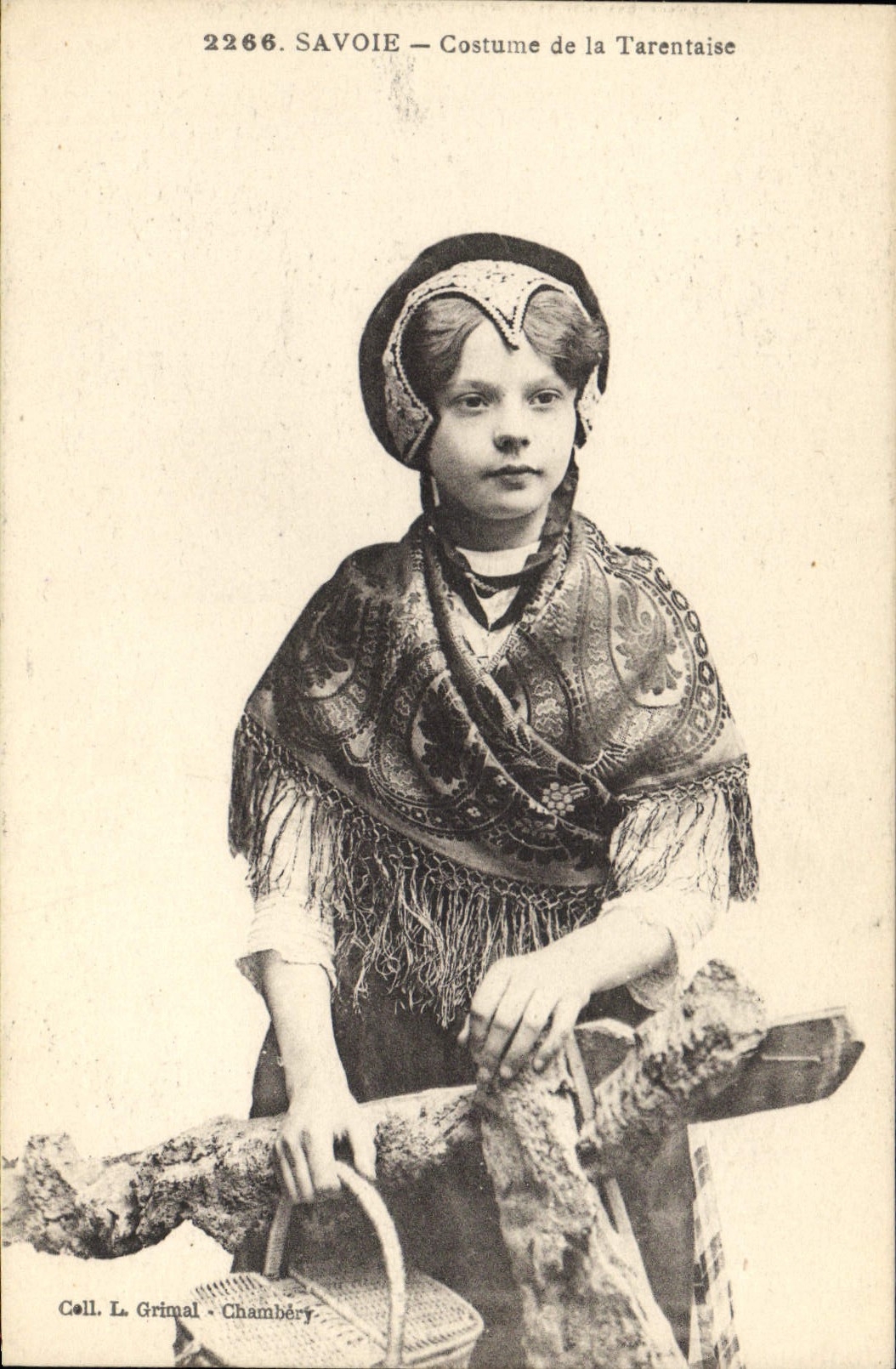 CPA Folklore Savoie Costume de la Tarentaise 