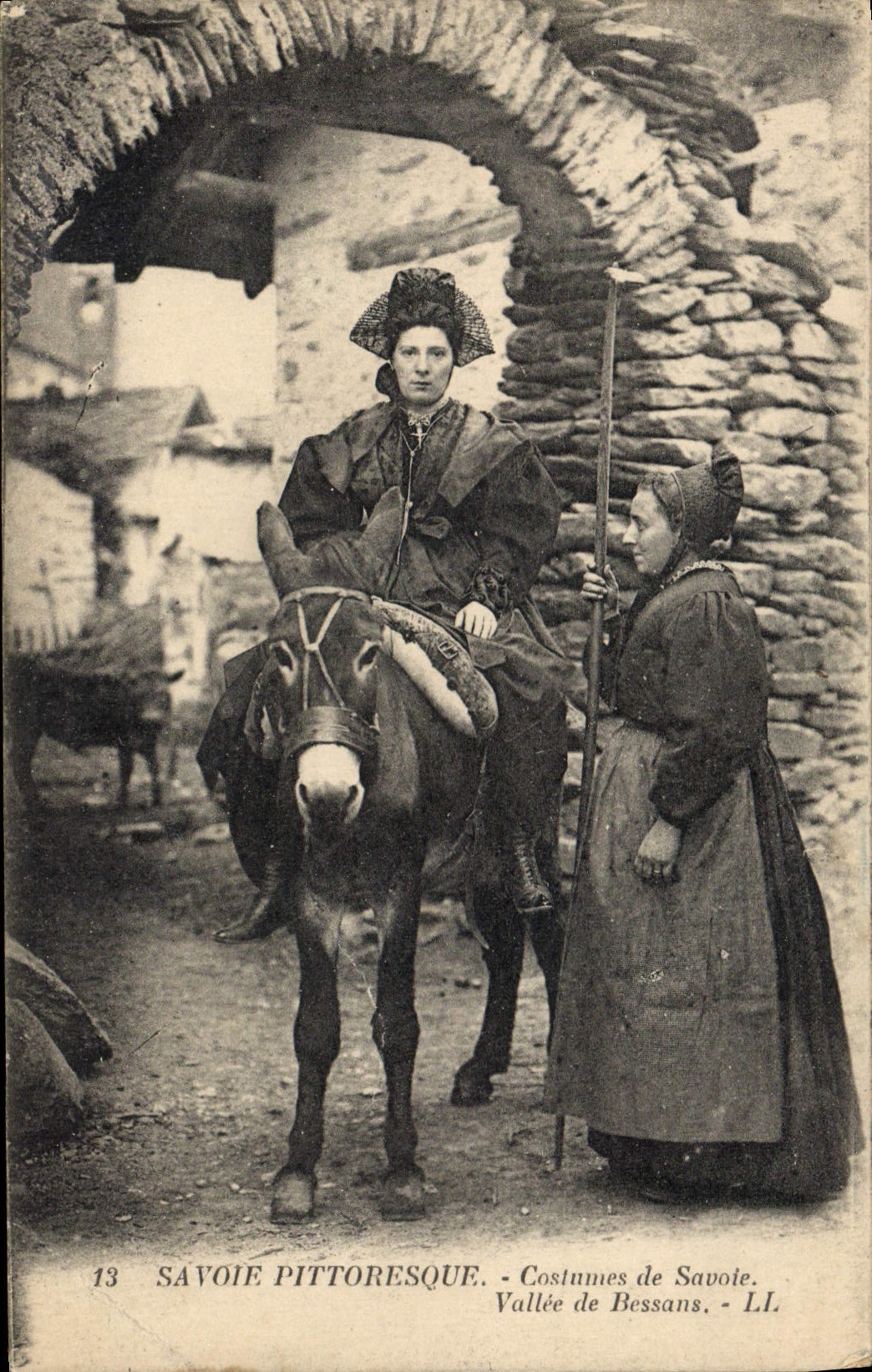 CPA Folklore Savoie Vallee de Bessans Ane Mule 