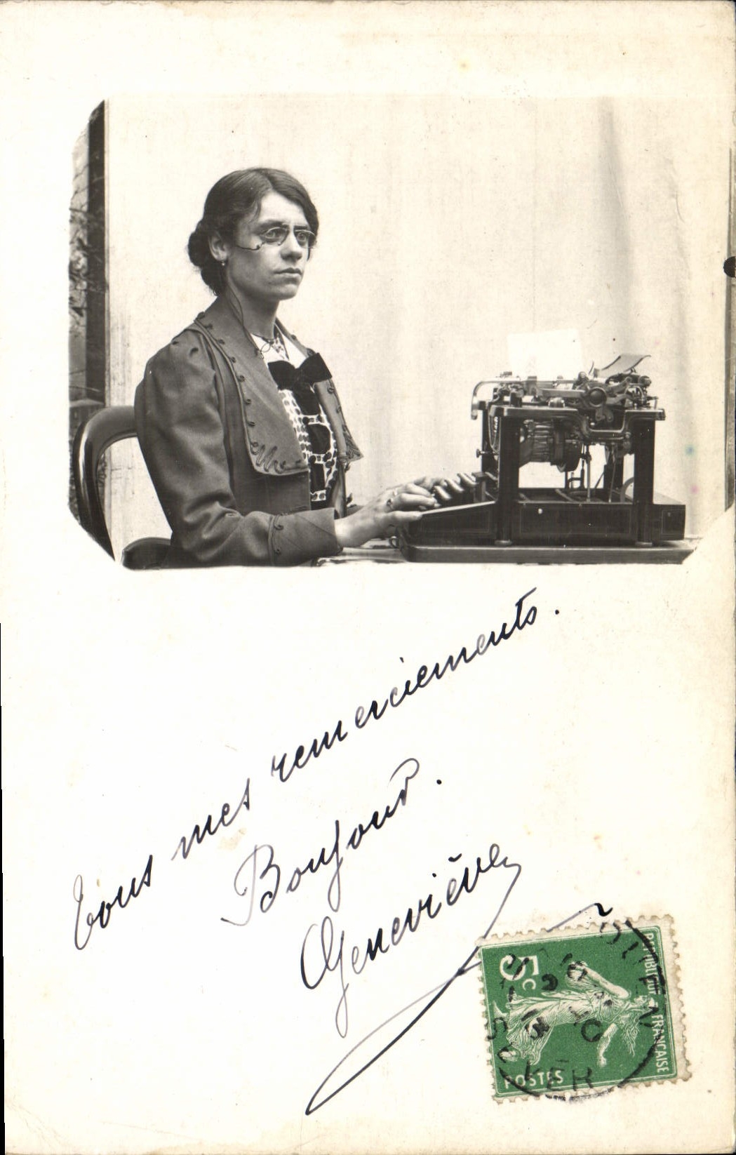 Femme à la machine à écrire — Éditeur non visible — n° de série non visible