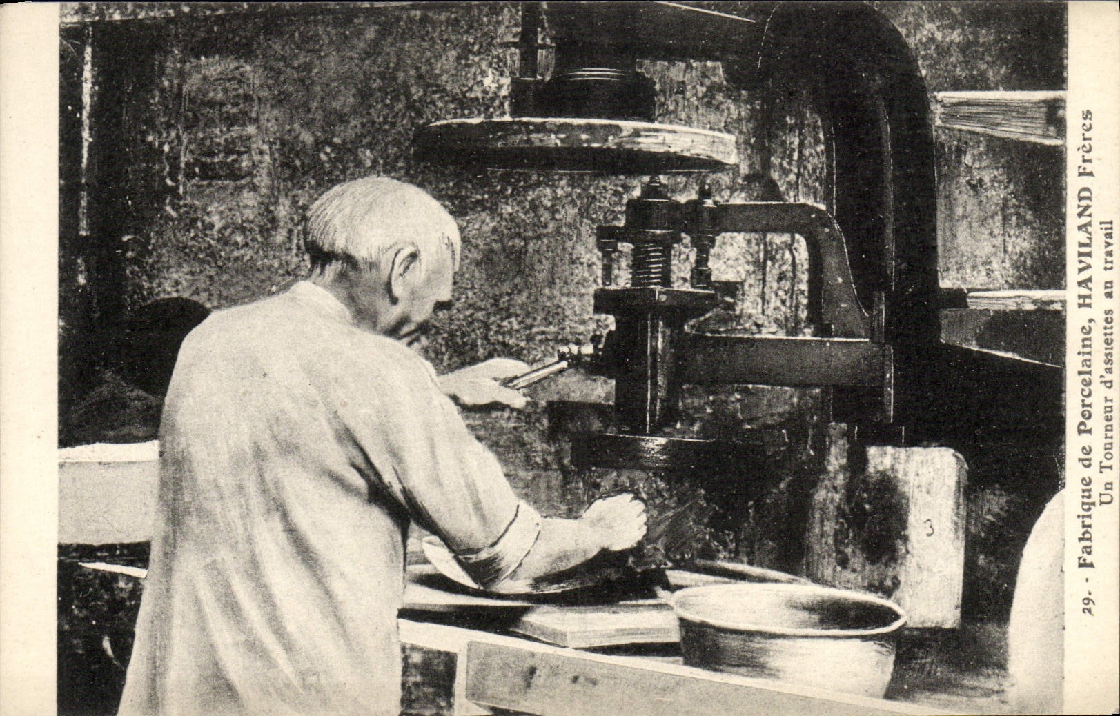 CPA Fabrique de porcelaine Haviland Freres Un tourneur d'assiettes au travail