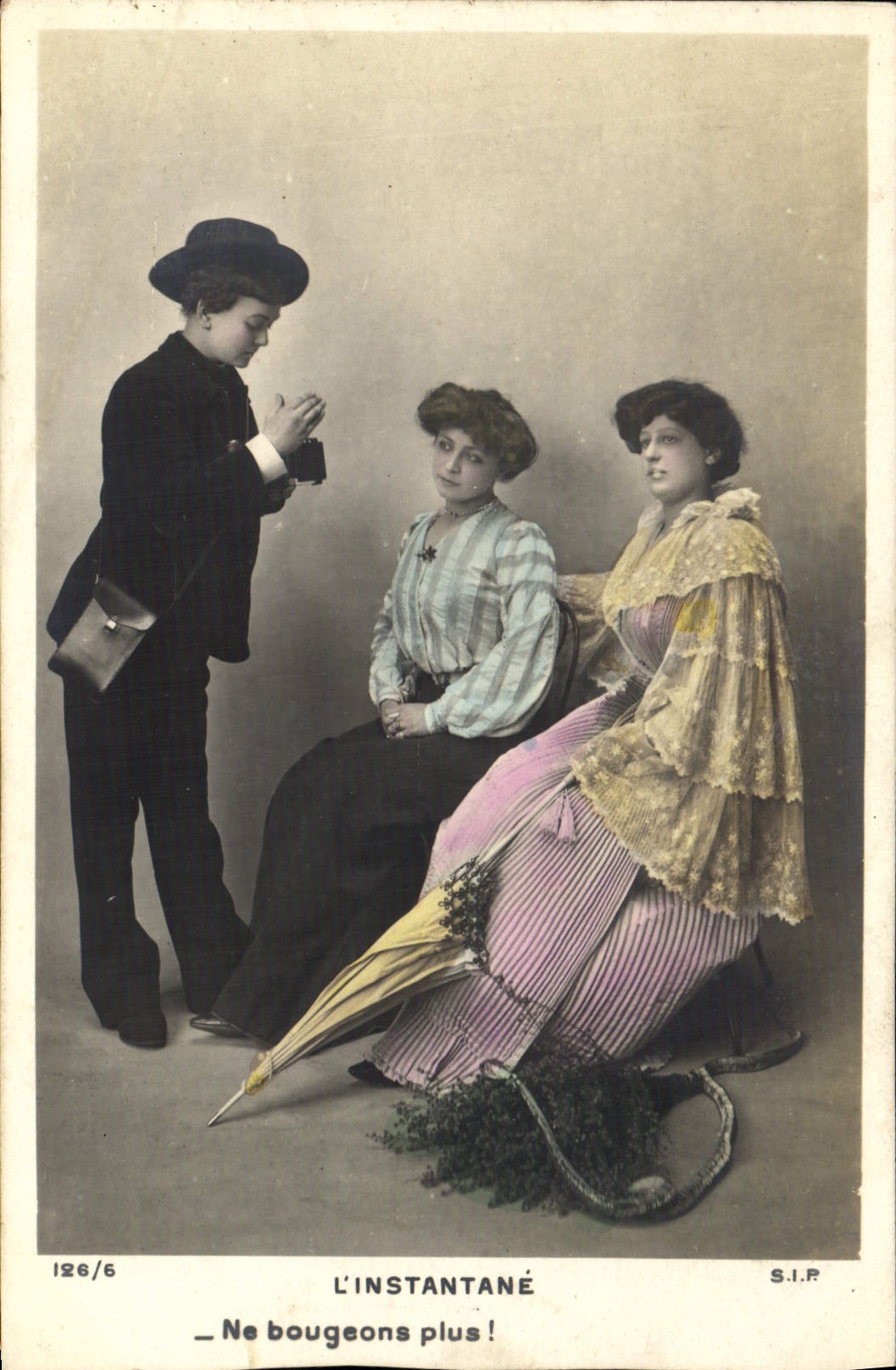 Jeune homme et deux jeunes femmes — scène de studio — L'INSTANTANÉ, S.I.P., n° 126/6