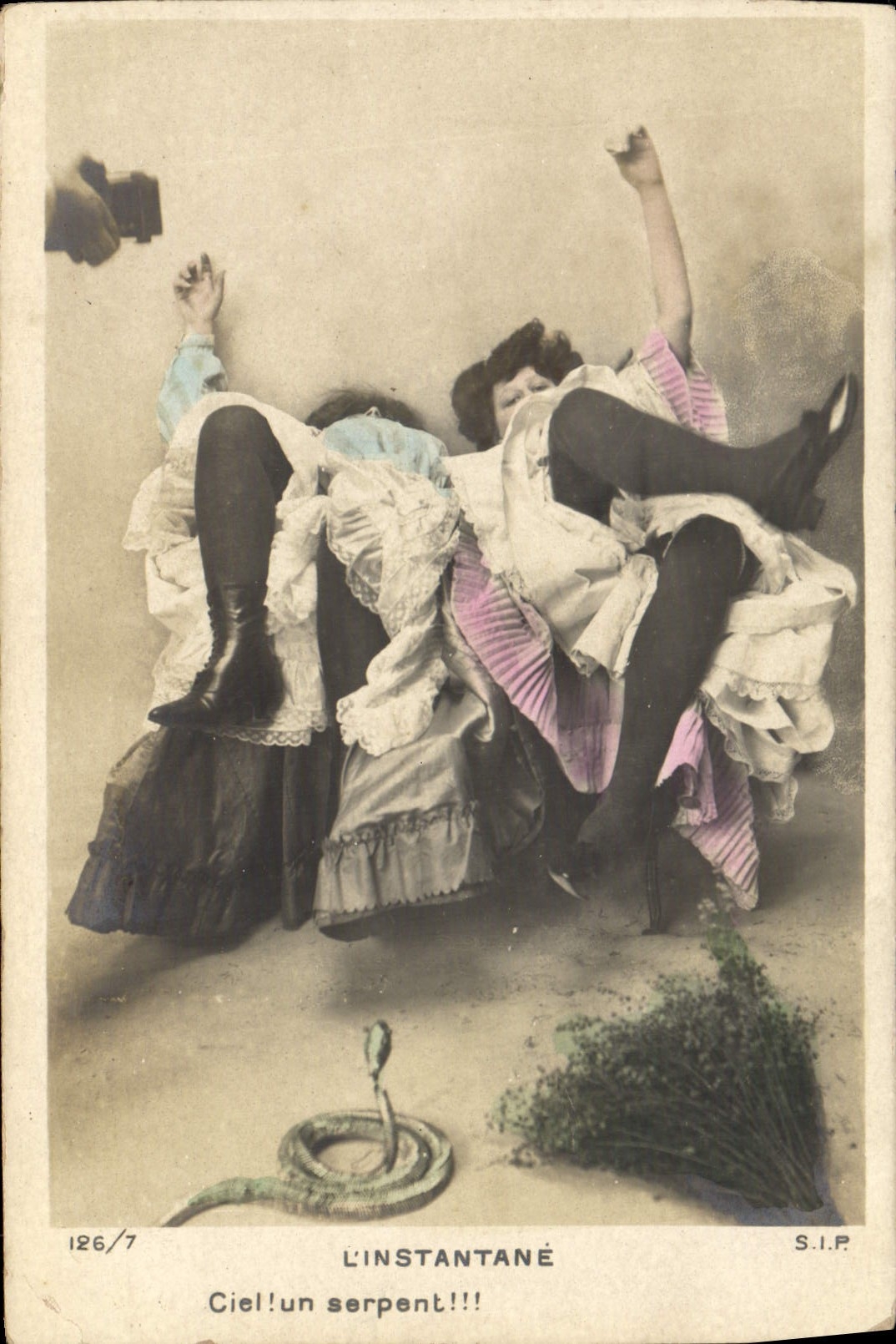 Deux femmes effrayées par un serpent — L'INSTANTANÉ, S.I.P. n°126/7