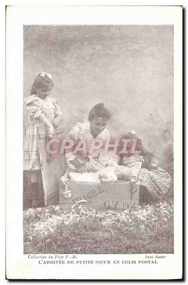 CPA Collection du Photo Rue Cadet Paris l'arrivee de petite soeur en Colis Postal