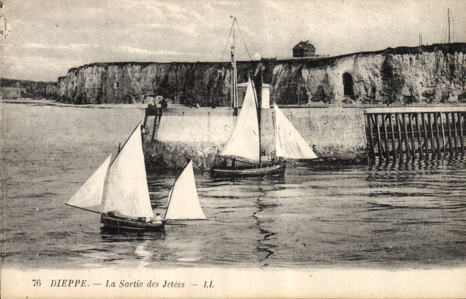 Dieppe — La Sortie des Jetées — L.L. — n°76