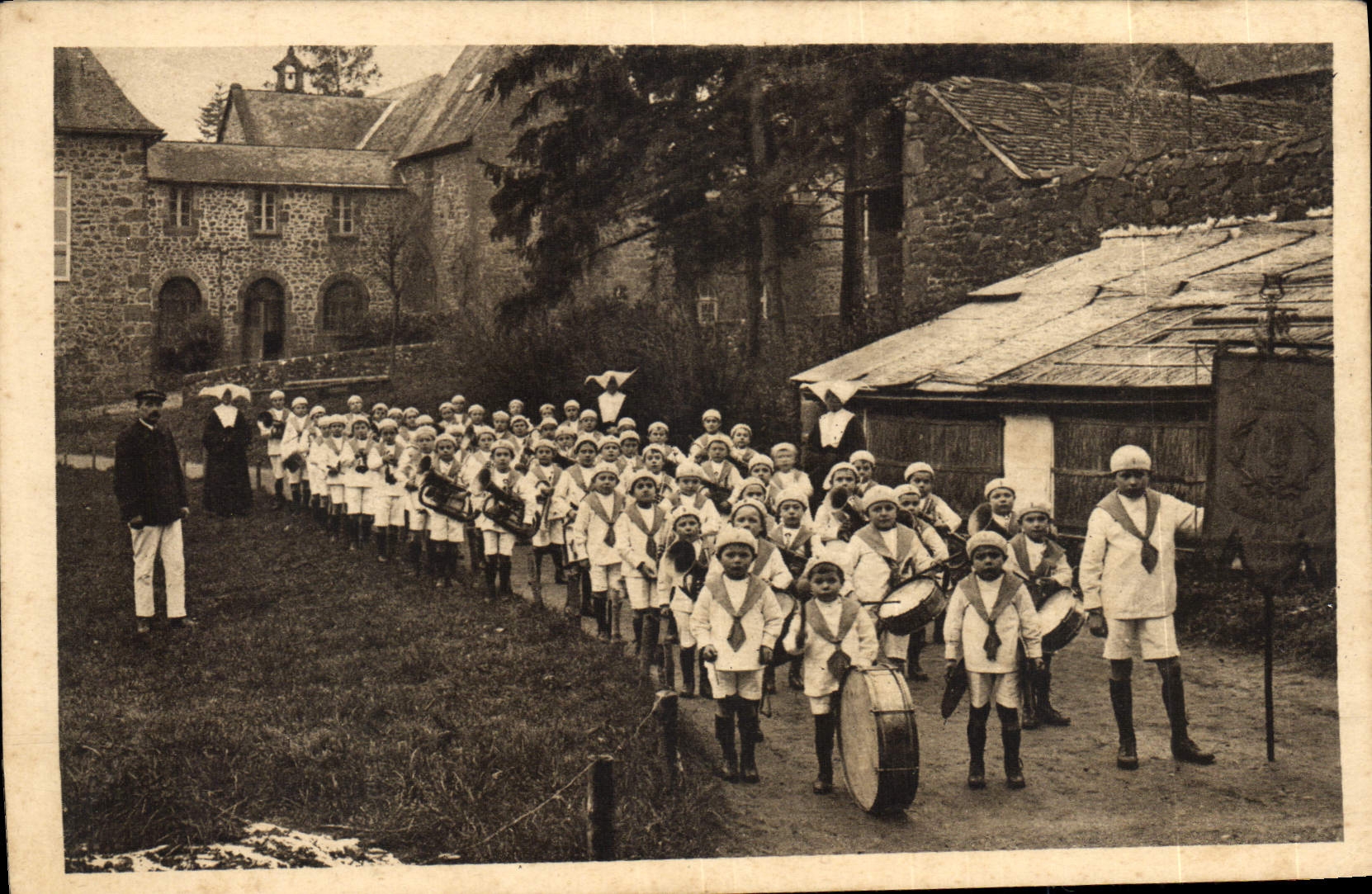 CPA Defile de la fanfare des orphelins de St Georges de l'Isle St Fraimbault de Prieres 