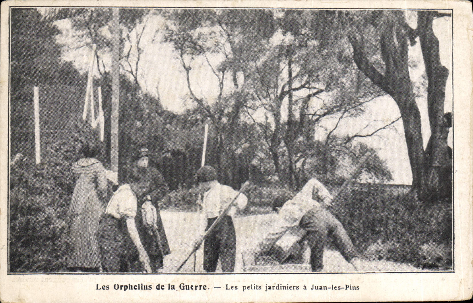 I Figli della Guerra — I piccoli giardinieri a Juan-les-Pins