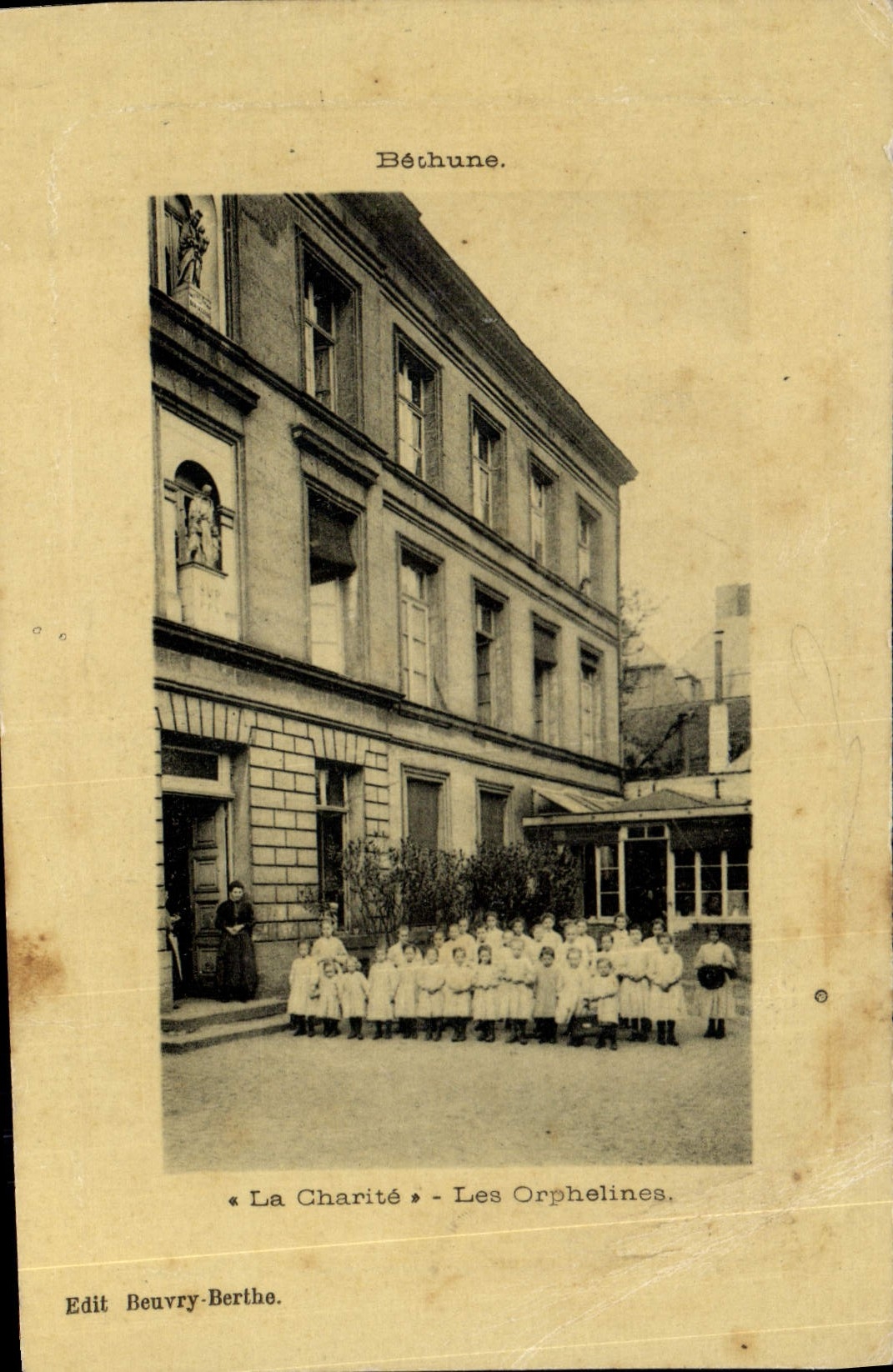 CPA La Charite Les orophelines 
