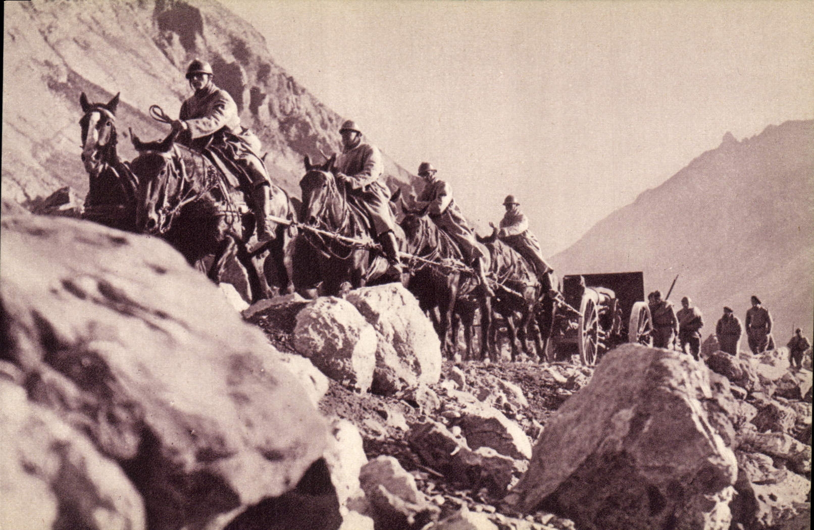 CPA Militaria A la recherche d'une position de batterie en montagne 