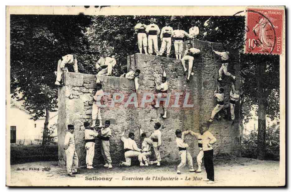 CPA Militaria Sathonay Exercices de l'infanterie Le mur 